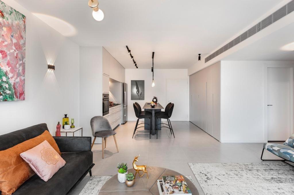 Yefet - By Beach Apartments Tlv Тел Авив Екстериор снимка